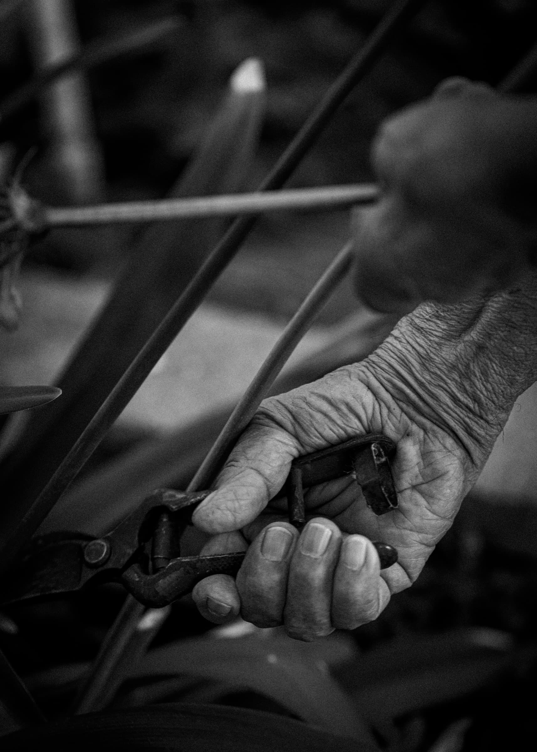 Erfahrene Hände bei der Arbeit – Wissen, das mit dem Menschen geht