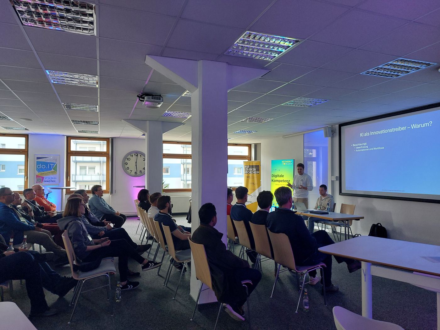 Workshop mit Teilnehmern vor einer Präsentation