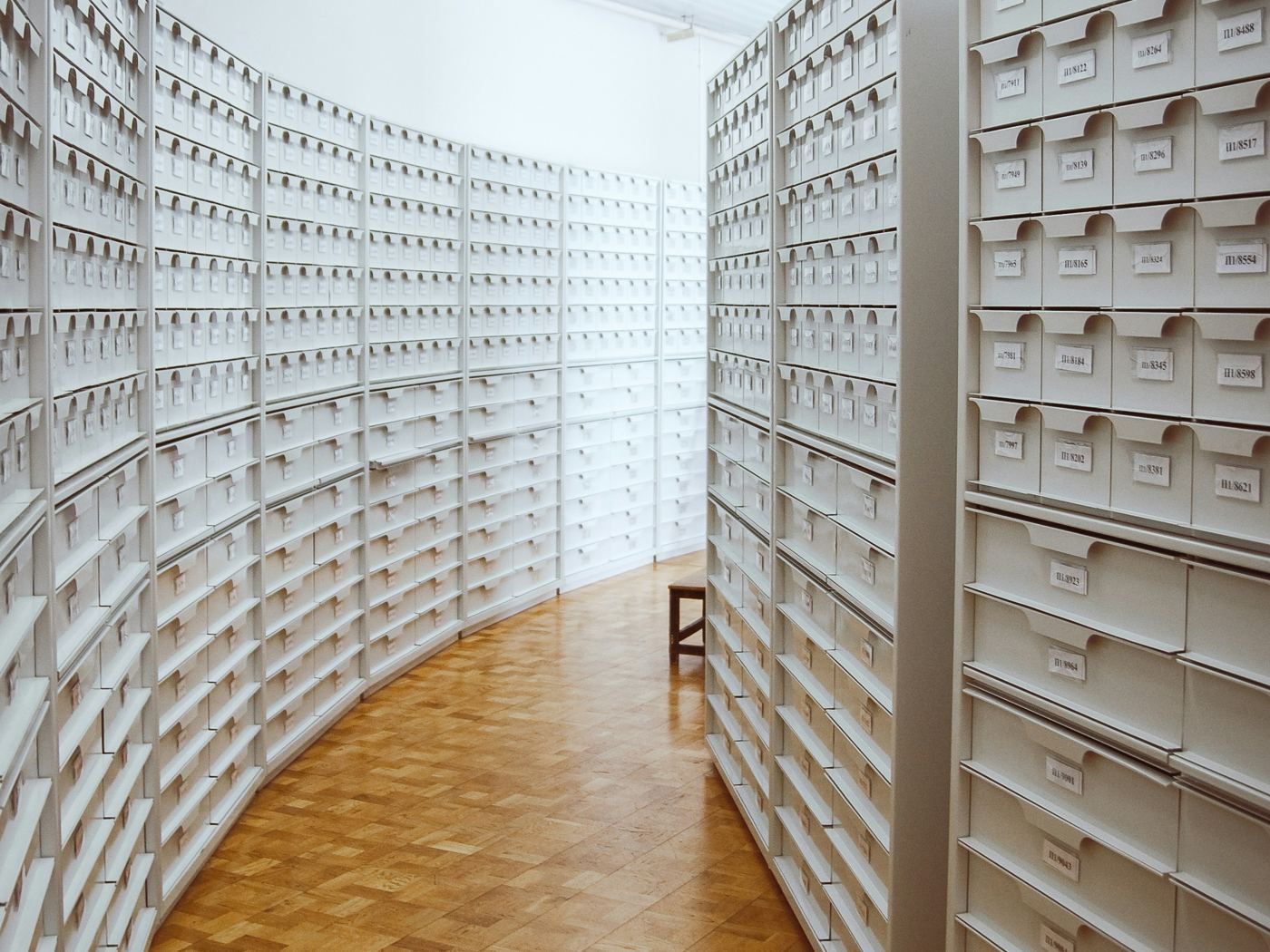 Archiv mit vielen Schubladen